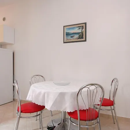 705d Apartment *
